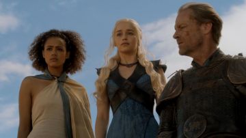 The collar of a slave of Daenerys Targaryen (Emilia Clarke) in Game of Thrones S03