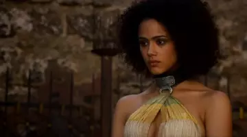 Le col­lier d'es­clave de Mis­san­dei (Na­tha­lie Em­ma­nuel) dans Game Of Thrones S03