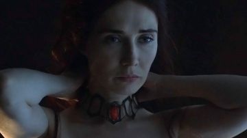 Le collier de Mélisandre (Carine Van Houten) dans Juego de Tronos