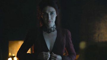 The collar of Mélisandre (Carine Van Houten) in Game of Thrones