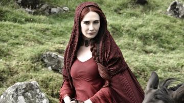 Le collier de Mélisandre (Carine Van Houten) dans Juego de Tronos S02E02
