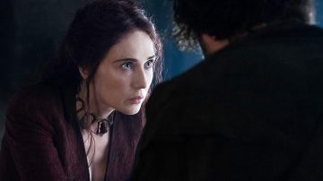 The collar of Mélisandre (Carine Van Houten) in Game of Thrones