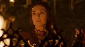 Le collier de Mélisandre (Carine Van Houten) dans Juego de Tronos S06E01