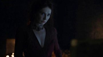 Le costume rouge de Mélissandre (Carice van Houten) dans Juego de Tronos S06E01
