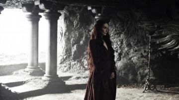 La robe rouge de Mélisandre (Carice van Houten) dans Juego de Tronos