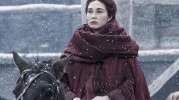 Le costume rouge de Mélissandre (Carice van Houten) dans Juego de Tronos S06E01