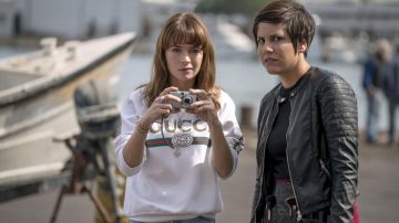 Camiseta blanca de Gucci de Sofia (Britt Robertson) en la temporada 1 de Girlboss