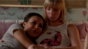 Brittany Pierce (Heather Morris) Top Yin y Yang con Flores Gángster Espiritual en Glee (Temporada 6 Episodio 3)
