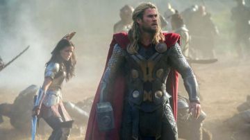 The hammer Mjöllnir of Thor (Chris Hemsworth) in Thor : the dark world, The