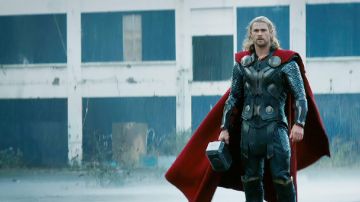 The hammer Mjöllnir of Thor (Chris Hemsworth) in Thor : the dark world, The