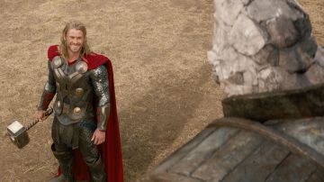 The hammer Mjöllnir of Thor (Chris Hemsworth) in Thor : the dark world, The