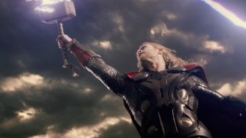 The hammer Mjöllnir of Thor (Chris Hemsworth) in Thor : the dark world, The