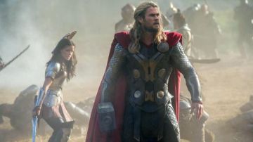 The hammer Mjöllnir of Thor (Chris Hemsworth) in Thor : the dark world, The