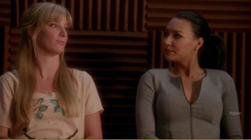 Le top gris à zip et à basque de Santana Lopez (Naya Rivera) dans Glee (S06E03)
