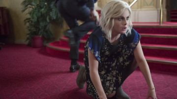 La robe à étoiles et fleurs Roberto Cavalli de Liv Moore (Rose McIver) dans iZombie S03E09