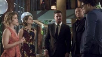 La robe orange de Felicity Smoak / Overwatch (Emily Bett Rickards) dans Arrow S05E22
