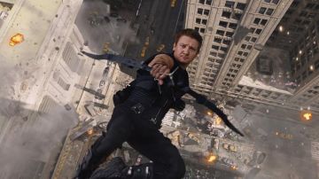 Arco de Clint Barton / Ojo de Halcón (Jeremy Renner) en Avengers: Age of Ultron