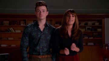 La chemise motif feuilles de Kurt Hum­mel (Chris Col­fer) dans Glee S06E04