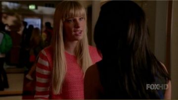 El suéter rosa hinge de manga a rayas usado por Brittany Pierce (Heather Morris) en Glee (Temporada 6 Episodio 6)