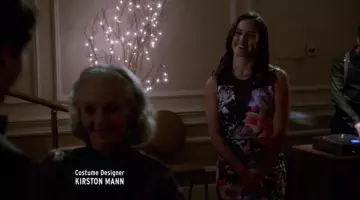 La robe à fleurs de Amy Santiago (Melissa Fumero) dans Brooklyn Nine-Nine S02E17