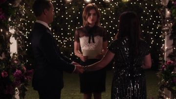 La robe Sandro d'Aria Montgomery dans Pretty Little Liars