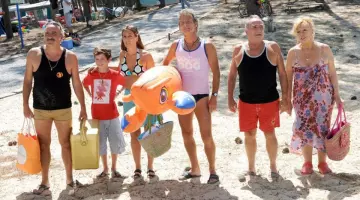 Les Crocs rouges "Pepper" de Laurette Pic (Mylène Demongeot) dans Camping 2