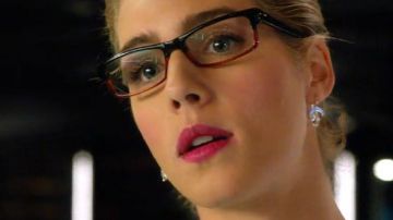 Pendientes de Felicity Smoak (Emily Bett Rickards) en Arrow S05E06