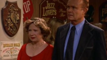 The metal plate "Irish Whiskey Dublin Gold' seen in That 70's Show-S01E08