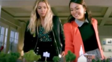 La robe Alice + Olivia de Mona (Janel Parrish) dans Pretty Little Liars S07E15