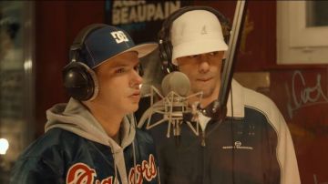 La casquette bleue DC de Orel (Aurélien Cotentin) dans Comment c'est loin