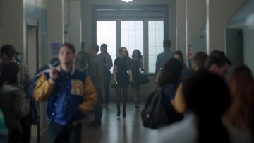 The ankle boots in velvet Steve Madden of Cheryl Blossom (Madelaine Petsch) in Riverdale S01E05