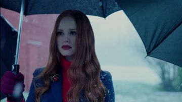 La broche vintage araignée portée par Cherry Blossom (Madelaine Petsch) dans Riverdale Saison 1 Episode 9 