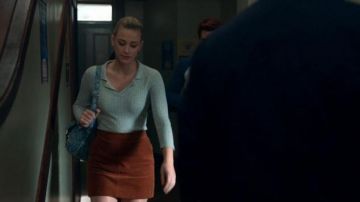 Le marron en velours côtelé minijupe porté par Betty Cooper (Lili Reinhart) à Riverdale S01E10