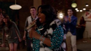 la veste en fausse fourrure de Mer­cedes Jones (Am­ber Ri­ley) dans Glee S06E07