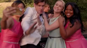 Cinturón de nudos de Kitty Wilde (Becca Tobin) en Glee S06E08