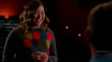 El suéter gris de Tina Cohen-Chang (Jenna Ushkowitz) en Glee S06E08
