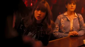 Chaqueta negra vintage de Sophia Marlowe (Britt Robertson) en la temporada 1 de GirlBoss