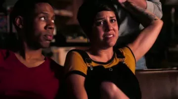 El mono negro de Annie (Ellie Reed) en GirlBoss Temporada 1