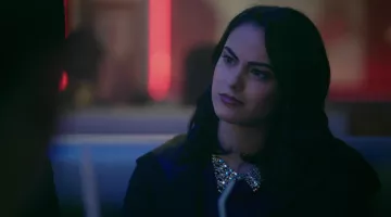 Le collier strass Banana Republic de Veronica Lodge (Camila Mendes) dans Riverdale S01E04
