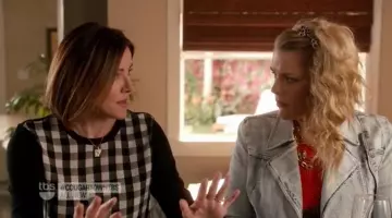 Le pull à carreaux de El­lie Torres (Christa Mil­ler) dans Cou­gar town S05E02