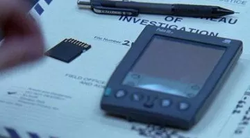 The PDA Palm III, Robert Hanssen (Chris Cooper) in a double Agent