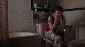 El producto Barr-Co en el baño de Hannah Horvath (Lena Dunham) en Girls S05E03