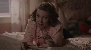 El barniz rojo Deborah Lippmann de Hannah Horvath (Lena Dunham) en Girls S02E03