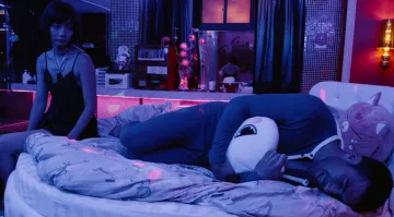 Le collier avec pendentif pierre de cristal noire de Sun Bak (Bae Doona) dans Sense8 S02E08