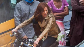 Le blouson beige de Natasha Romanoff (Scarlett Johansson) dans Capitán América : Civil War