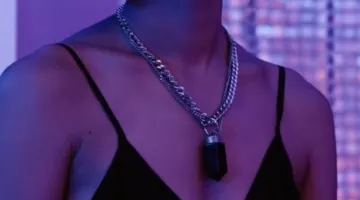 Le collier de Sun Bak (Bae Doona) dans Sense8 S02E07