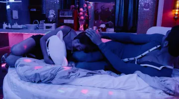 Le collier de Sun Bak (Bae Doona) dans Sense8 S02E08