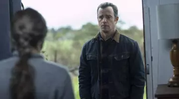 The jacket in jean collar with brown velvet Kevin Garvey (Justin Theroux) in The Leftlovers S03E08