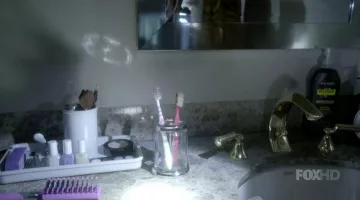 Plume McCarthy (Tavi Gevinson) Marc Anthony lotion pour le corps dans Scream Queens S01E07