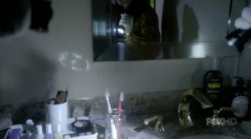 Cepillo de dientes Feather McCarthy's (Tavi Gevinson) en Scream Queens S01E07